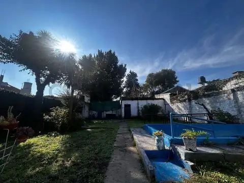 CASA EN VENTA DE 4 AMBIENTES CON JARDÍN EN BELLA VISTA