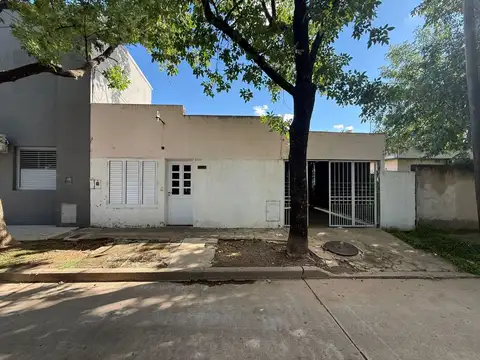 VENTA CASA DOS DORMITORIOS - BARRIO OESTE