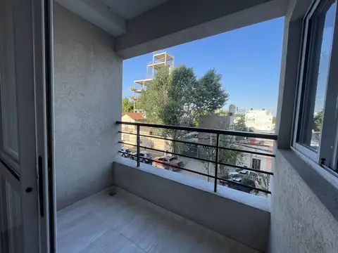 Depto. 2 ambientes en edificio, a 3 cuadras de estación Caseros.