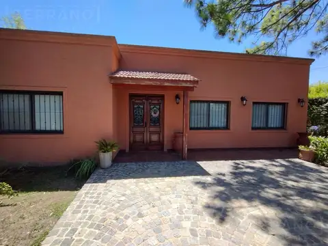 Venta. Casa 4 Ambientes. Con Parrilla Y Pileta. Storni Al 400. Barrio Parque Sakura