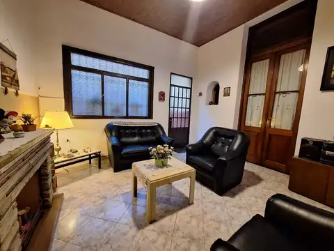 Casa 5 ambientes con 1 baño