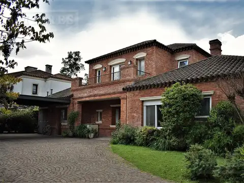 Muy linda casa en venta en Martindale Country Club