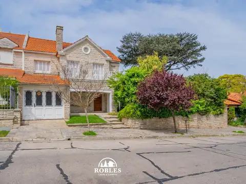 Chalet sobre dos lotes en el barrio Stella Maris