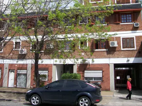 Venta de departamento de tres ambientes con cochera en Adrogué
