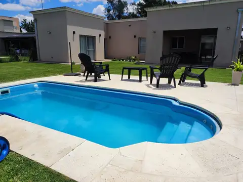 CASA EN ALQUILER TEMPORARIO PARA 6 O 7 PERSONAS, CON GALERIA, PARRILA, PISCINA, PARQUE Y CONFORT
