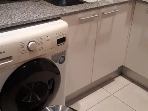 AMPLIO DEPARTAMENTO DOS AMBIENTES EN SEMIPISO EXCELENTE ESTADO MUY LUMINOSO CON COCHERA