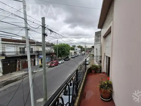 Venta departamento con local en Sarandí