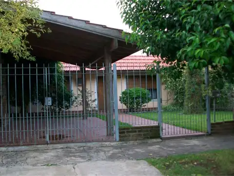 Casa-chalet,3 dormi. cochera doble,buena ubicación