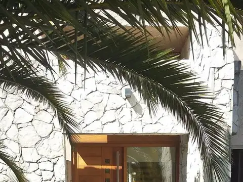 EXCELENTE CASA DESARROLLADA EN 2 PLANTAS CON 4 DORMITORIOS - LOTE 800 M2