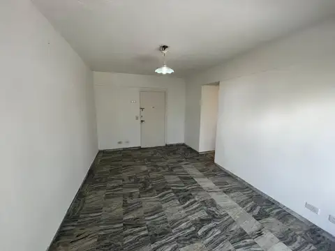 3 AMBIENTES LUMINOSO C/BALCÓN CORRIDO X ESCALERA