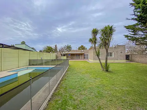 Oportunidad Venta Casa Funes, 3 Dorm., Pileta, Amplio Jardín, todos los servicios