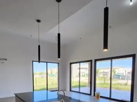 Casa en Venta con 3 cocheras