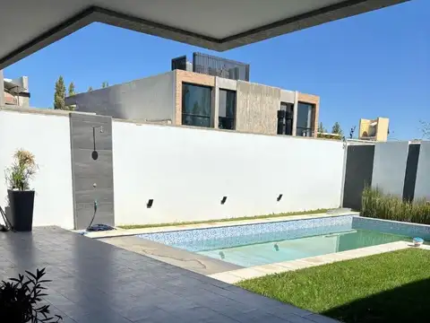 Venta casa B° Los Plátanos  Cipolletti !! 