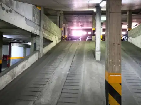 VENTA COCHERA EN 2° PISO WILDE CENTRO