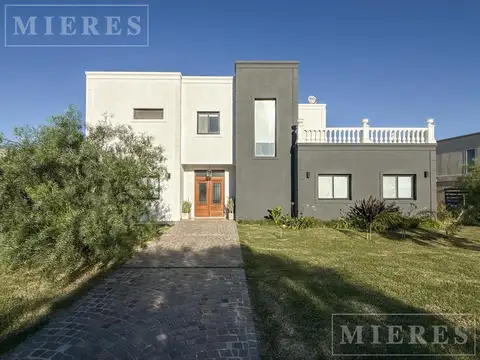 Casa en venta sobre lote a la laguna en área 8 Barrio San sebastián, Loma Verde