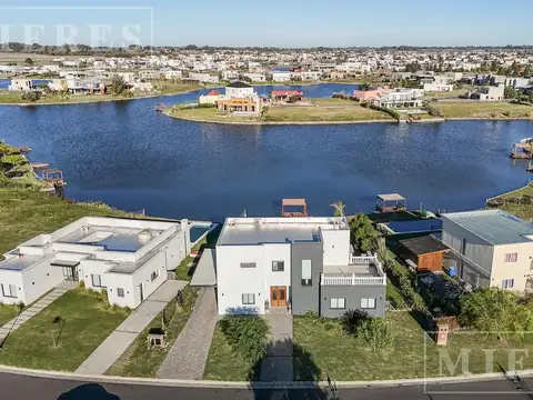 Casa en Venta con 2 cocheras