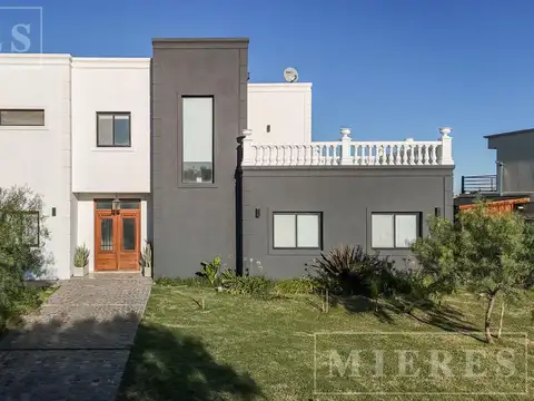 Casa en venta sobre lote a la laguna en área 8 Barrio San sebastián, Loma Verde