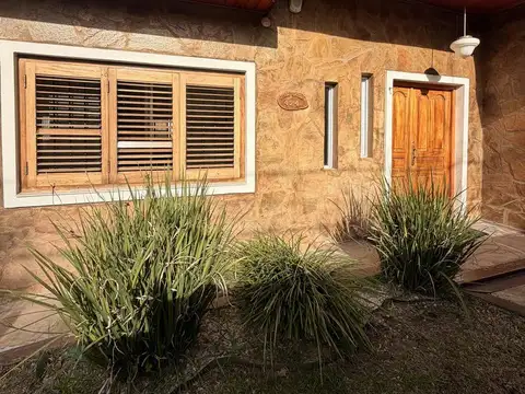 Casa 5 ambientes con 2 baños