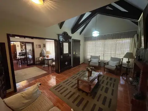 Casa 12 ambientes con 4 baños