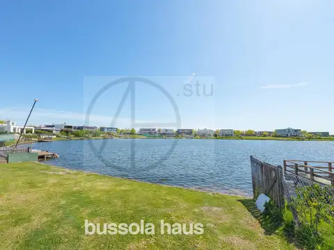 Casa en venta de 7 ambientes en barrio Marinas Puertos Escobar