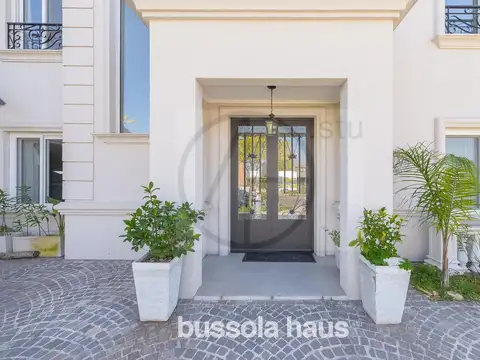 Casa 6 ambientes con 5 baños