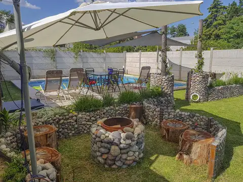 Casa de 4 dormitorios con pileta y parrillero