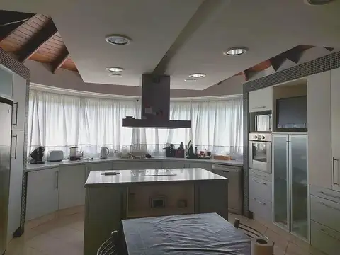Casa 7 ambientes con 4 baños