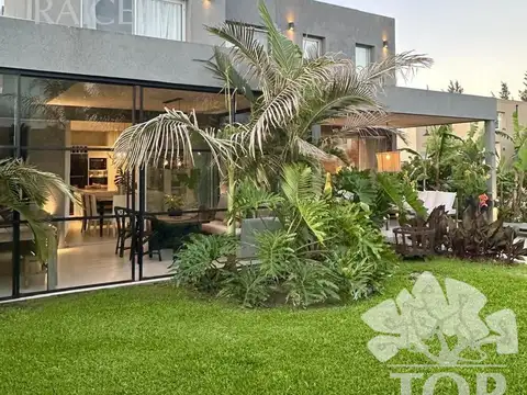 Casa en Alquiler con 2 cocheras