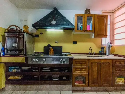 CASA CENTRO  WILDE 4AMBIENTES SOBRE LOTE 370 m2