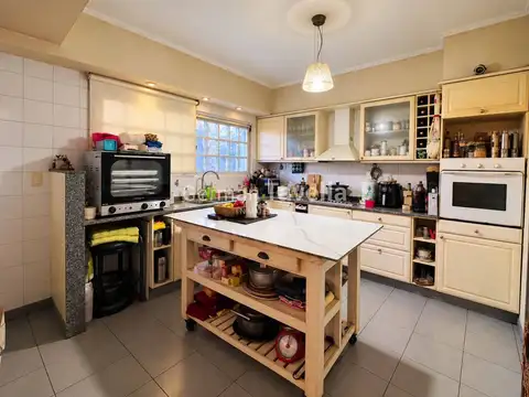 Casa en Venta con 3 cocheras