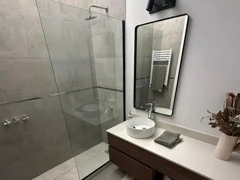 Casa en Alquiler con 2 cocheras