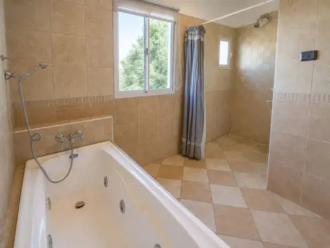 Casa 4 ambientes con 2 baños