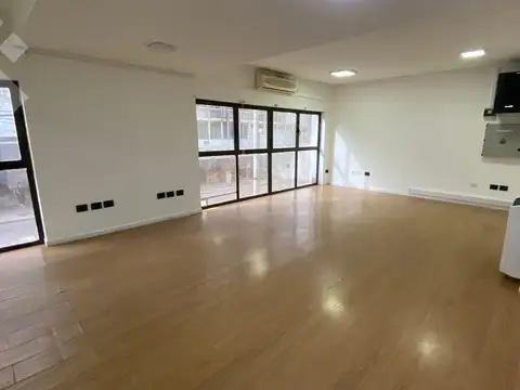 Oficina 9 ambientes con 6 baños