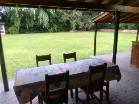 Casa en Alquiler con 1 cochera