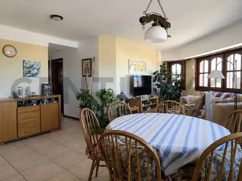 VENTA PISO DE 3 AMBIENTES CON DEPENDENCIA Y TERRAZA PROPIA