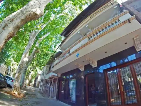 Casa amplia en venta apta para vivienda o uso comercial  Parque independencia  Centro Rosario