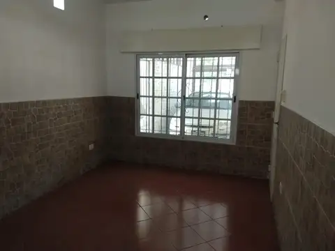 ALQUILER 3 AMB. CON COCHERA Y PATIO