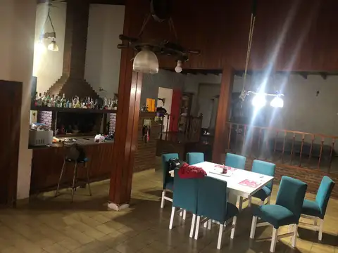 Casa 6 ambientes con 2 baños