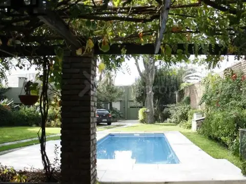 Imponente Chalet en Doble Lote c/ Piscina y Galpón - Arenales 1600, Banfield