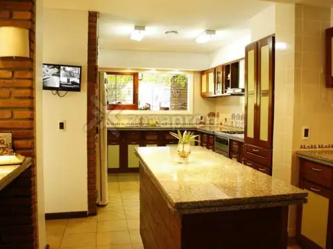 Casa en Venta con 3 cocheras