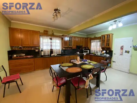 Casa 5 ambientes con 2 baños