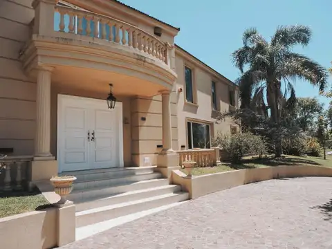 Casa en Venta con 4 cocheras