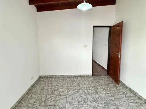 DPTO EN PRIMER PISO DE 2 AMBIENTES CON PATIO