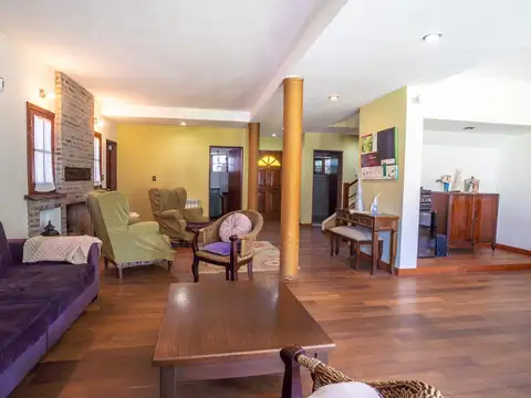 Casa 6 ambientes con 2 baños