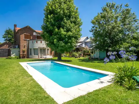 CASA EN VENTA 6 AMBIENTES EN CASTELAR NORTE CON PILETA