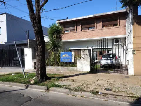 MUY BUENA PROPIEDAD DE 5 AMBIENTES CON COCHERA - MUY BUENA UBICACIÓN