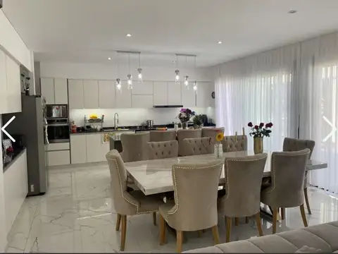 Casa en Alquiler con 2 cocheras