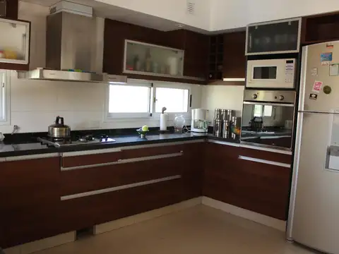 Casa 4 ambientes con 4 baños