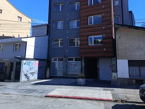 Amplio Local a estrenar sobre Av. 12 de Octubre en cercanía de Rotonda Ñireco