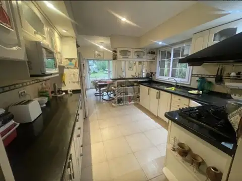 Casa en Venta con 4 cocheras